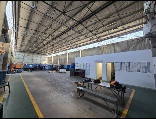 997M² WAREHOUSE TO LET IN JET PARK
